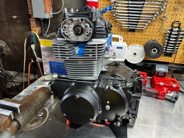 Modifiye edilmiş bir Honda CB350 ikiz motor bir çalışma tezgahına oturur